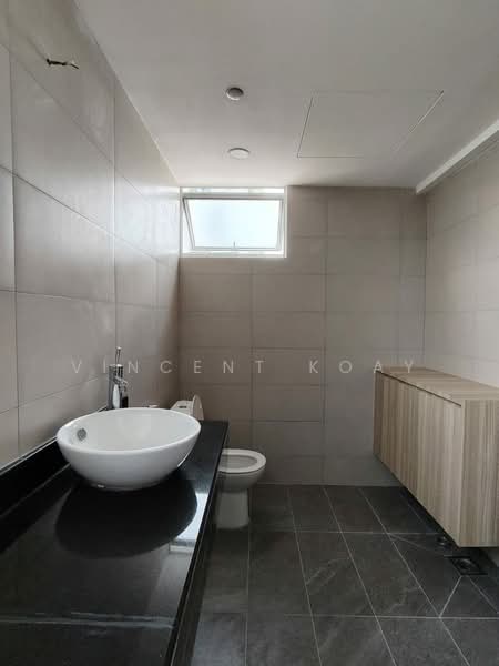 Kondominium untuk Dijual di Tanjung Beach Condominium - Vincent Koay - Bathroom - PropertyGuru.com.my