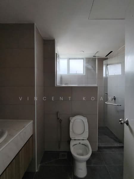 Kondominium untuk Dijual di Tanjung Beach Condominium - Vincent Koay - Bathroom - PropertyGuru.com.my