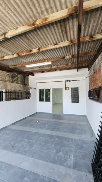 Rumah Teres 2 Tingkat untuk Dijual di Taman Titiwangsa (Kluang) - Win Lim - Entrance - PropertyGuru.com.my