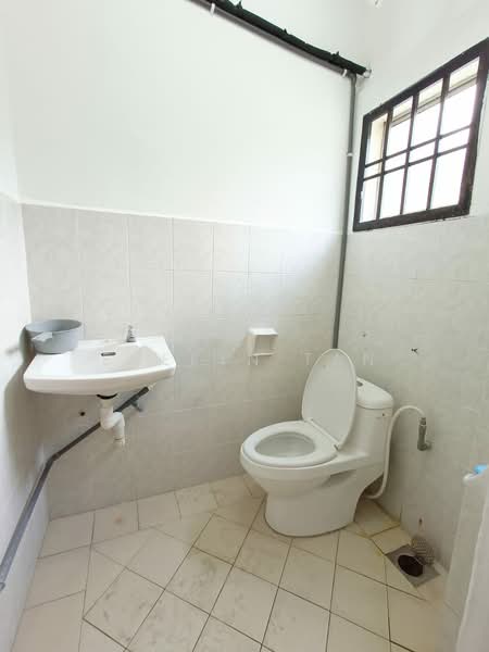 Pangsapuri untuk Disewa di Taman Desa Kempas - Evelyn Tan - Bathroom - PropertyGuru.com.my