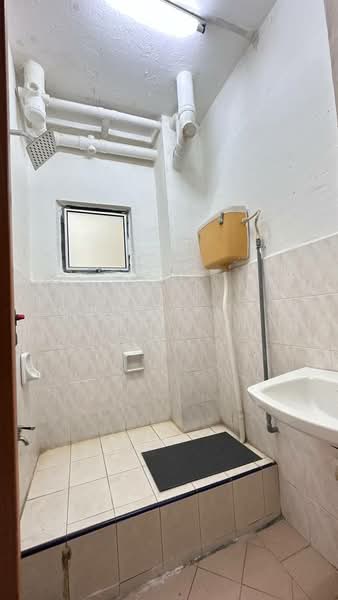 Pangsapuri untuk Disewa di Taman Desa Kempas - Evelyn Tan - Bathroom - PropertyGuru.com.my