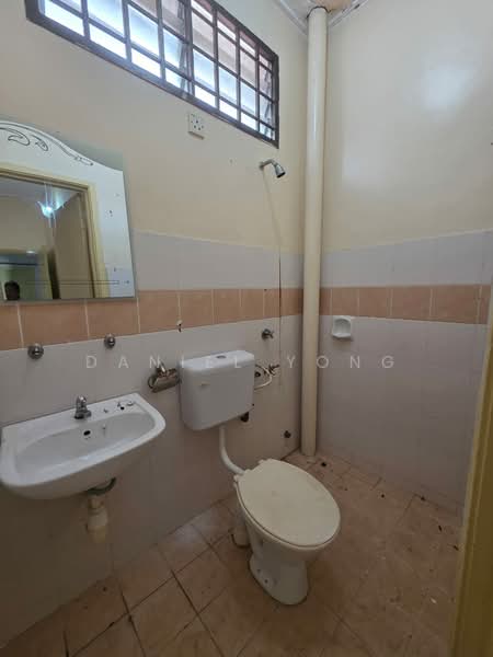 2-storey Terraced House for Sale in Bandar Seri Alam (Masai) - Daniel Yong - Bathroom - PropertyGuru.com.my