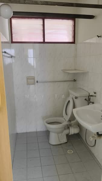 Pangsapuri untuk Dijual di Taman Pekaka Block 31 - May Tan - Bathroom - PropertyGuru.com.my