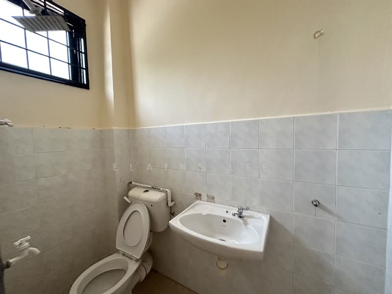 2-storey Terraced House for Sale in Bandar Putra Permai (Seri Kembangan) - Elaine Lee - Bathroom - PropertyGuru.com.my