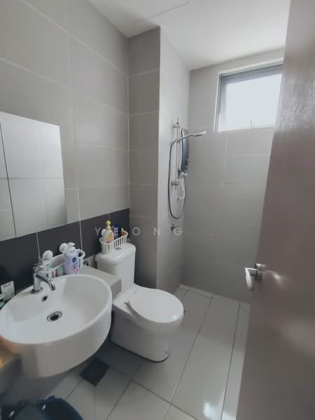 Service Residence for Sale at Amerin Residence - Yeong . - Bathroom - PropertyGuru.com.my