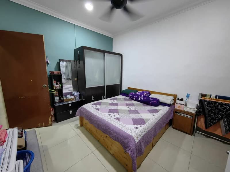 1-storey Terraced House for Sale in Taman Puteri Wangsa (Ulu Tiram) - Valerie Hee - Bedroom - PropertyGuru.com.my