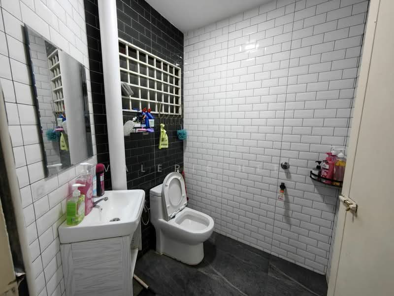 1-storey Terraced House for Sale in Taman Puteri Wangsa (Ulu Tiram) - Valerie Hee - Bathroom - PropertyGuru.com.my