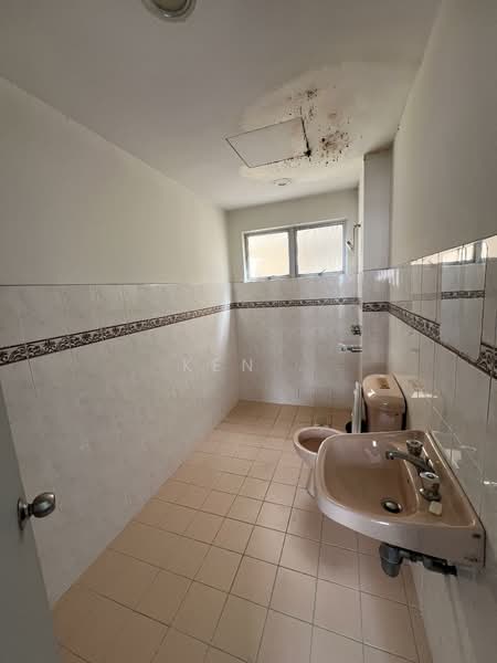 Pangsapuri untuk Dijual di Sri Bayu Apartments - Ken . - Bathroom - PropertyGuru.com.my