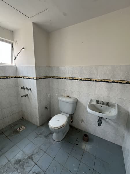 Pangsapuri untuk Dijual di Sri Bayu Apartments - Ken . - Bathroom - PropertyGuru.com.my