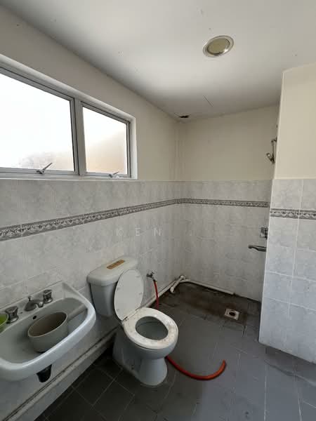 Pangsapuri untuk Dijual di Sri Bayu Apartments - Ken . - Bathroom - PropertyGuru.com.my