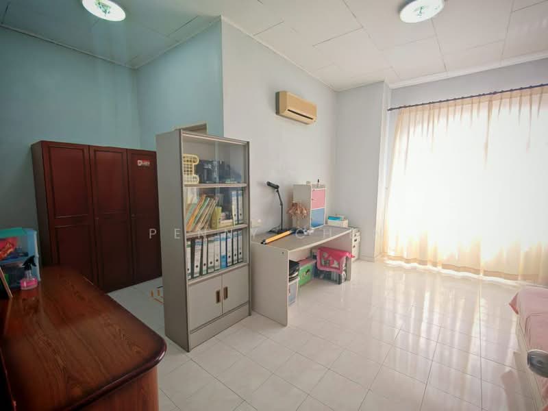 2-storey Terraced House for Sale in Taman Pinji Perdana (Lahat) - PENNY CHEN - Master room - PropertyGuru.com.my