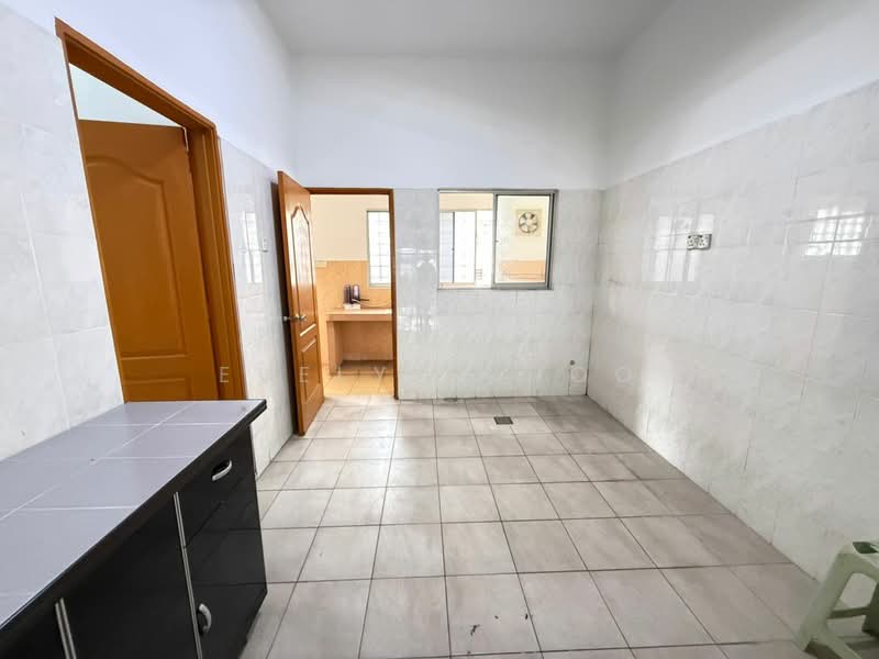 2-storey Terraced House for Sale in Taman Sri Putra Mas (Sungai Buloh) - Evelyn Khoo - Kitchen - PropertyGuru.com.my