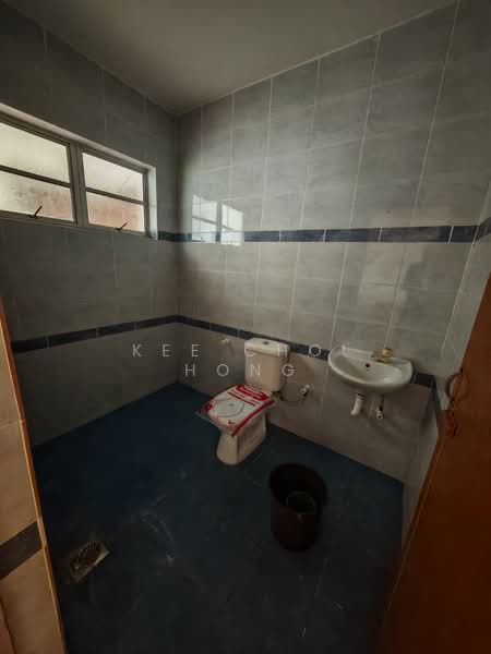 Rumah Berkembar untuk Dijual di Taman Terus Maju (Sitiawan) - Kee Choi Hong - Bathroom - PropertyGuru.com.my