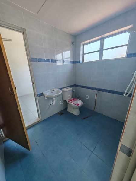 Rumah Berkembar untuk Dijual di Taman Terus Maju (Sitiawan) - Kee Choi Hong - Bathroom - PropertyGuru.com.my
