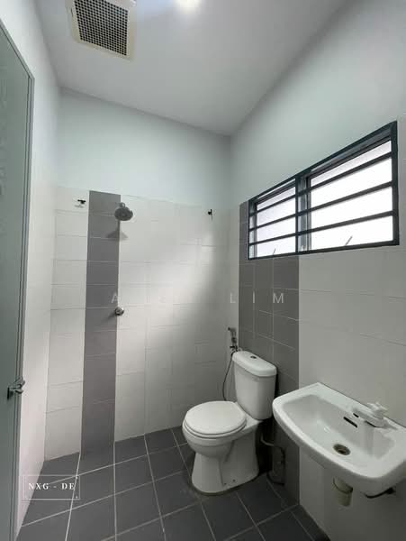 Rumah Teres 2 Tingkat untuk Disewa di Jenjarom (Selangor) - Ares Lim - Bathroom - PropertyGuru.com.my