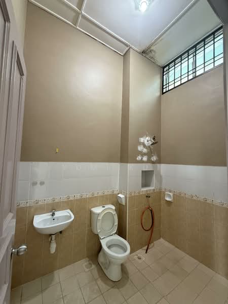 2-storey Terraced House for Sale at Taman Sri Pulai Perdana - Yumi Kui - Bathroom - PropertyGuru.com.my