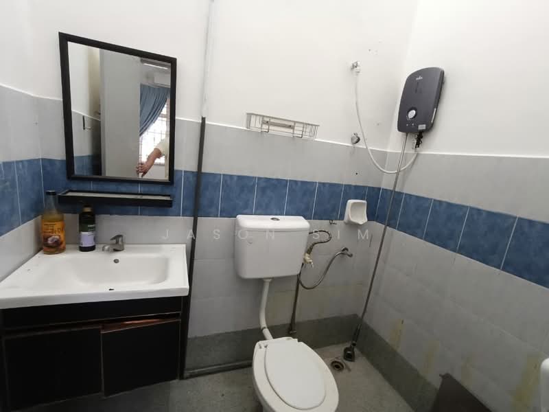 Rumah Teres 1 Tingkat untuk Dijual di Taman Kempas Indah (Tebrau) - Jason Sim - Bathroom - PropertyGuru.com.my