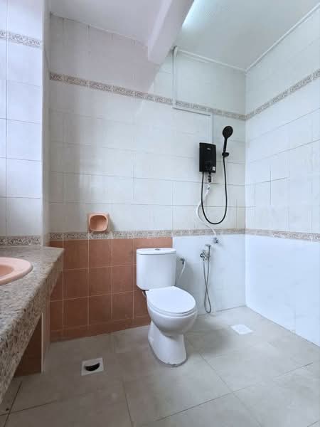 2-storey Terraced House for Sale in Taman Desa Cemerlang (Ulu Tiram) - Karl Lim - Bathroom - PropertyGuru.com.my