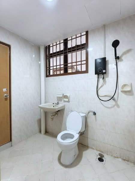 2-storey Terraced House for Sale in Taman Desa Cemerlang (Ulu Tiram) - Karl Lim - Bathroom - PropertyGuru.com.my