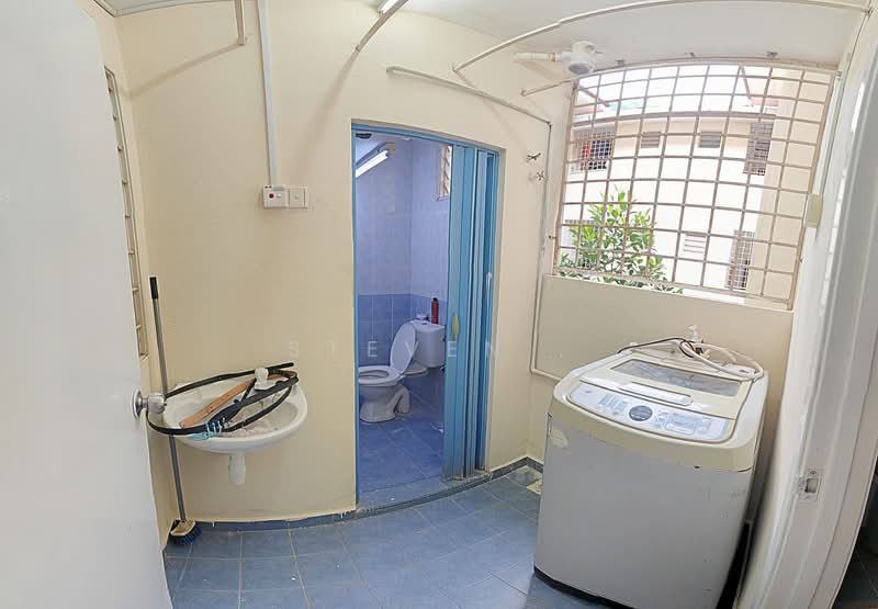 Pangsapuri untuk Dijual di Permai Lake View Apartment - Steven . - Bathroom - PropertyGuru.com.my