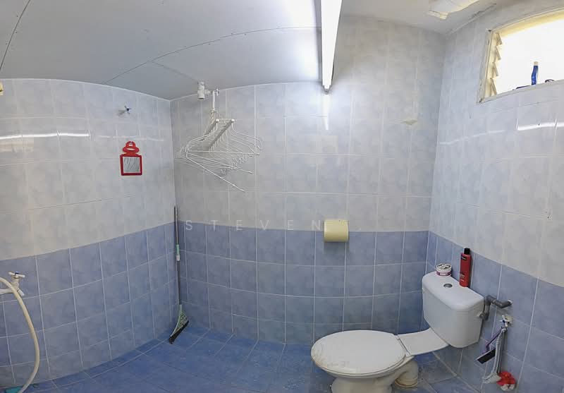 Pangsapuri untuk Dijual di Permai Lake View Apartment - Steven . - Bathroom - PropertyGuru.com.my