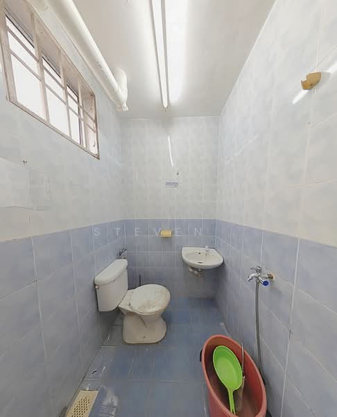 Pangsapuri untuk Dijual di Permai Lake View Apartment - Steven . - Bathroom - PropertyGuru.com.my