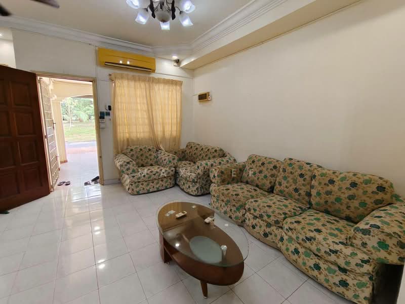 2-storey Terraced House for Rent in Bandar Putra (Kulai) - Max Yee - Living Room - PropertyGuru.com.my