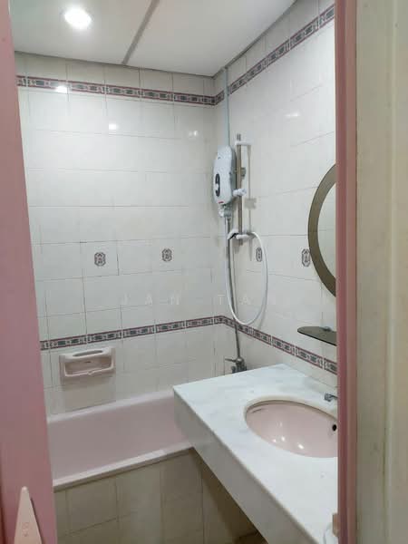 Kondominium untuk Dijual di Pierce Palace - Jan Tan - Bathroom - PropertyGuru.com.my