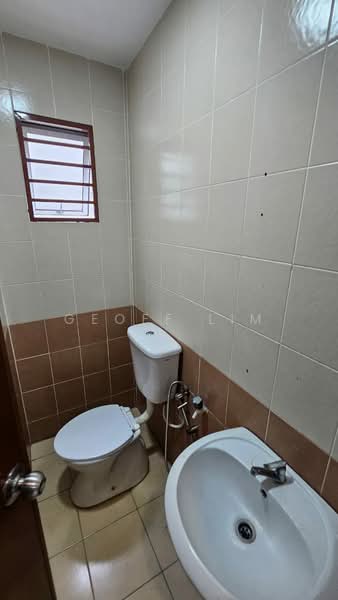 Pangsapuri untuk Dijual di Suria Court - Geoff Lim - Bathroom - PropertyGuru.com.my