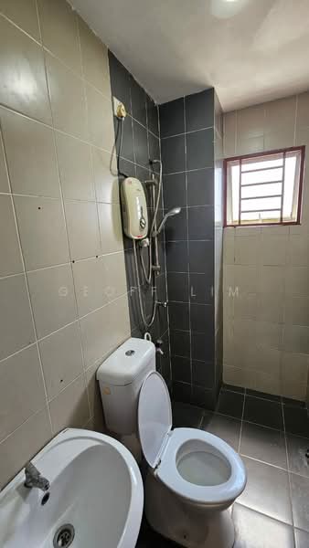 Pangsapuri untuk Dijual di Suria Court - Geoff Lim - Bathroom - PropertyGuru.com.my