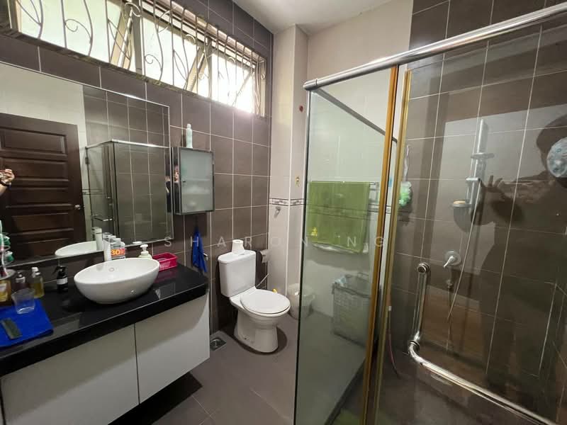 Rumah Banglo untuk Dijual di Taman Permas Indah (Masai) - Sharon Ng - Bathroom - PropertyGuru.com.my