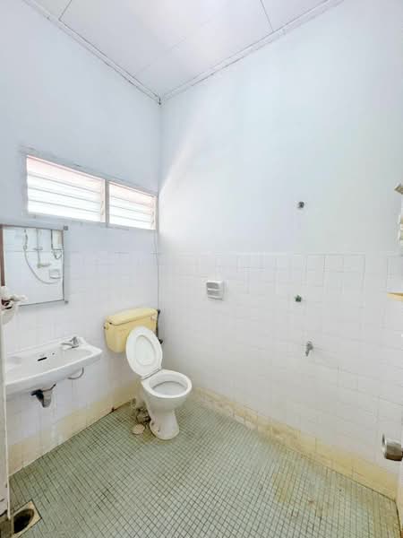 2-storey Terraced House for Sale in Taman Pelangi (Johor Bahru) - Annie Low - Bathroom - PropertyGuru.com.my