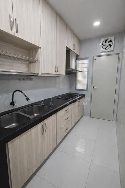 Cluster House for Sale in Bandar Saujana Putra (Tanjong Duabelas) - Matthew Ian Sim - Kitchen - PropertyGuru.com.my