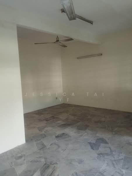 Rumah Teres 2 Tingkat untuk Dijual di Taman Megah (Petaling Jaya) - Jessica Tai YF - Living and dining area - PropertyGuru.com.my
