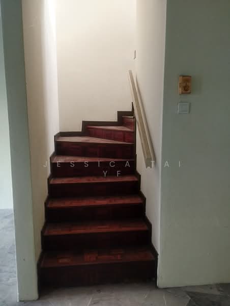 Rumah Teres 2 Tingkat untuk Dijual di Taman Megah (Petaling Jaya) - Jessica Tai YF - Solid staircase  - PropertyGuru.com.my