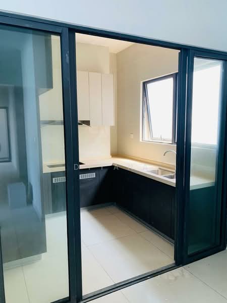 Kondominium untuk Dijual di Bay Laurel @ Country Garden Danga Bay - Diyana - Kitchen - PropertyGuru.com.my