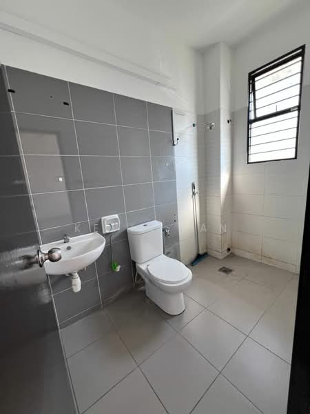 Rumah Teres 2 Tingkat untuk Dijual di Lakeside Residences (Puchong) - Kevin Tan - Bathroom - PropertyGuru.com.my