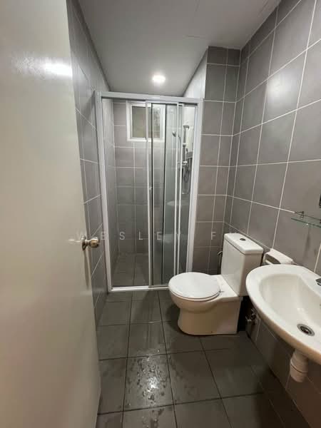 Servis Apartment untuk Disewa di Savanna Executive Suite @ Southville City - Wesley Fu - Bathroom - PropertyGuru.com.my