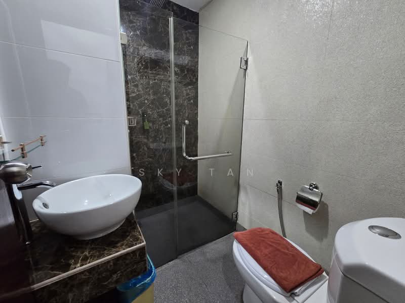 Hotel / Resort for Sale in Taman Kebun Teh (Johor Bahru) - Sky Tan - Bathroom - PropertyGuru.com.my
