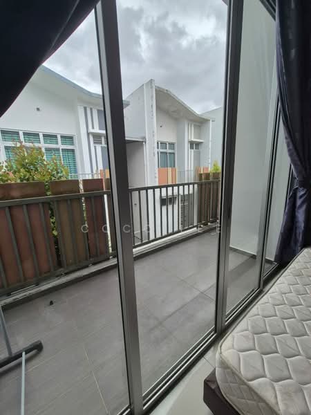 Rumah Teres 2 Tingkat untuk Disewa di Taman Mount Austin (Tebrau) - Coco Lee - Balcony - PropertyGuru.com.my