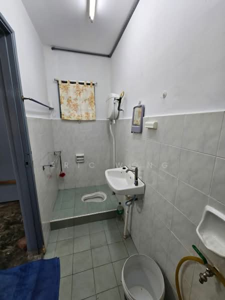 2-storey Terraced House for Rent in Taman Molek (Johor Bahru) - Eric Wong - Bathroom - PropertyGuru.com.my