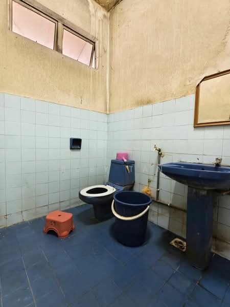 Semi-Detached House for Sale in Taman Bukit Kempas (Tampoi) - Ruby Tan - Bathroom - PropertyGuru.com.my