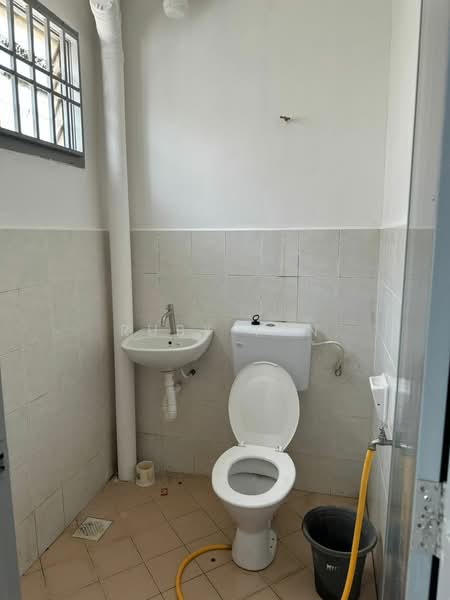Rumah Teres 2 Tingkat untuk Dijual di Taman Sri Pulai Perdana - Ruby Tan - Bathroom - PropertyGuru.com.my