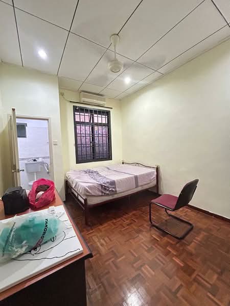 Rumah Teres 2 Tingkat untuk Disewa di Taman Desa Tebrau (Tebrau) - Darren Chua - Bedroom - PropertyGuru.com.my