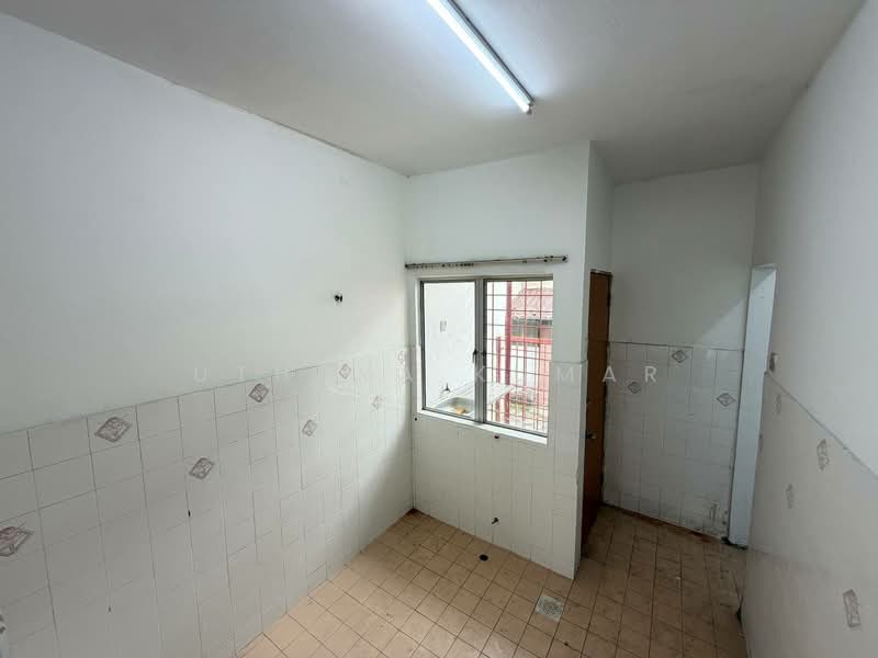Rumah Teres untuk Dijual di Bandar Country Homes (Rawang) - Uthaya Kumar - Kitchen - PropertyGuru.com.my