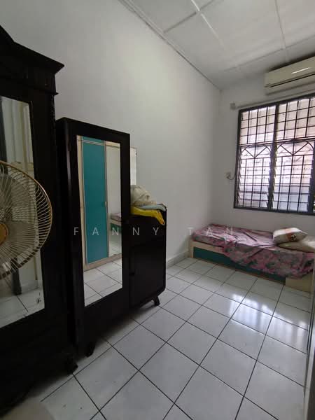 Rumah Teres 1.5 Tingkat untuk Disewa di Taman Molek (Johor Bahru) - Fanny Tan - Bedroom - PropertyGuru.com.my