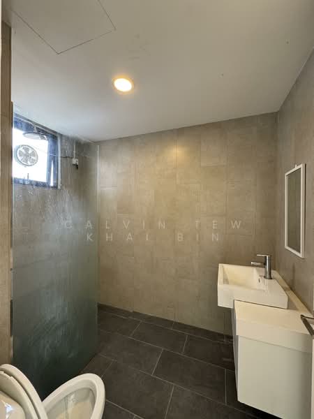 Service Residence for Sale at East Parc @ Manjalara - Calvin Tew Khai Bin - Bathroom - PropertyGuru.com.my