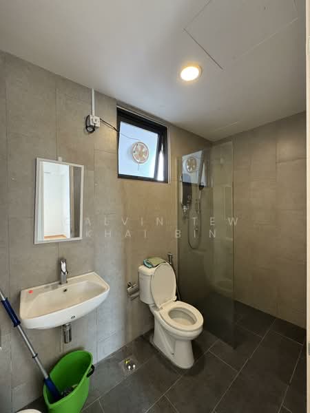 Service Residence for Sale at East Parc @ Manjalara - Calvin Tew Khai Bin - Bathroom - PropertyGuru.com.my