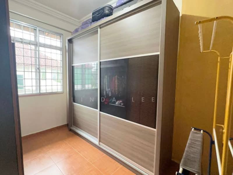 Semi-Detached House for Sale in Taman Bukit Kempas (Tampoi) - Linda Lee - Bedroom - PropertyGuru.com.my