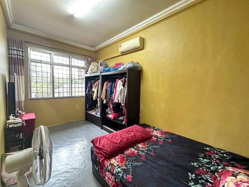 Semi-Detached House for Sale in Taman Bukit Kempas (Tampoi) - Linda Lee - Bedroom - PropertyGuru.com.my
